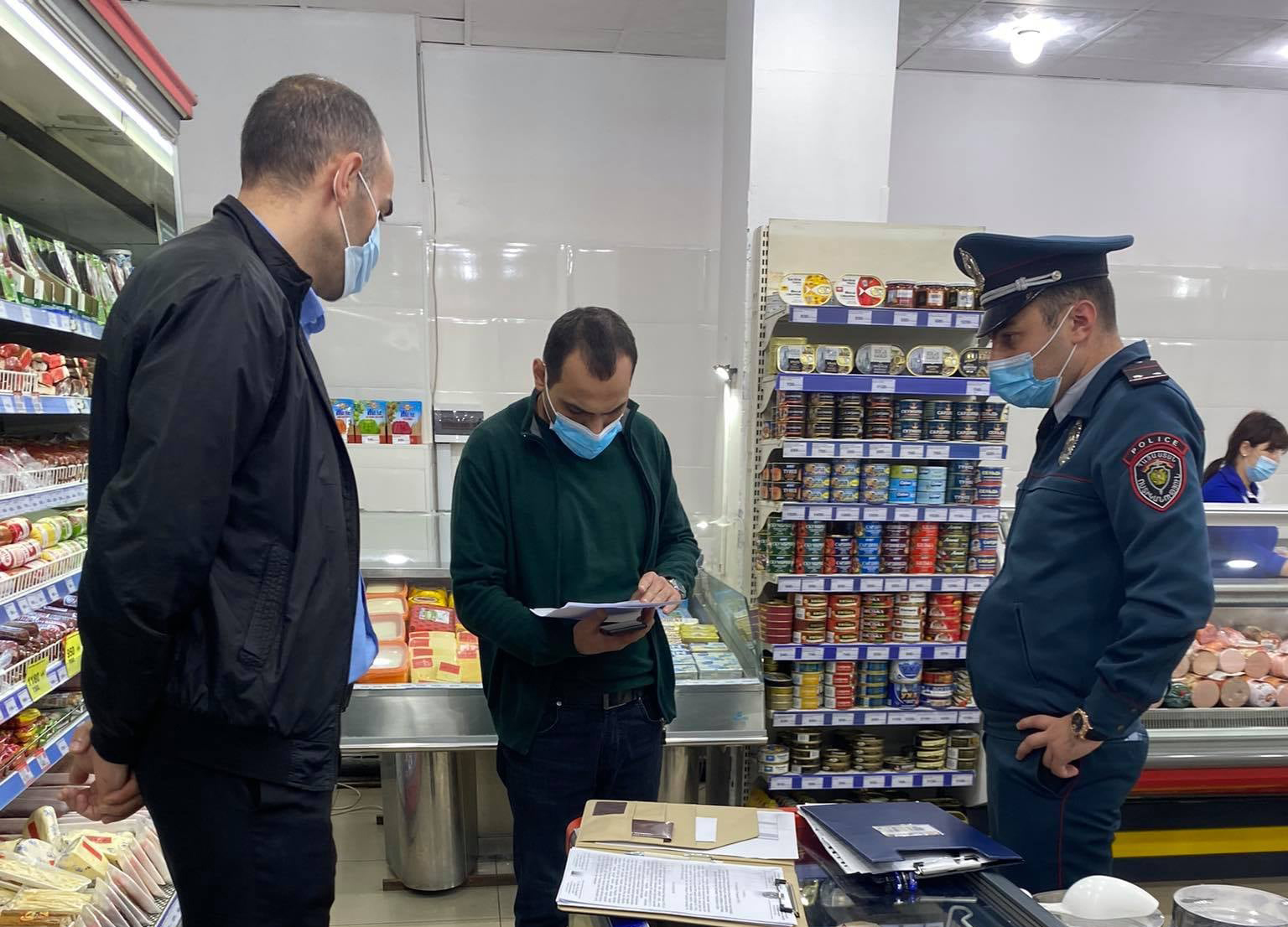 В понедельник вечером инспекторы ИОБПП проинспектировали торговую сеть и объекты общественного питания административного района Шенгавит Еревана